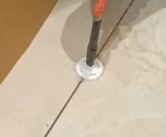芜湖市瓷砖空鼓维修公司专业解答瓷砖在铺贴过程中，如果没有涂抹均匀到位的粘结材料（如水泥砂浆或瓷砖胶），可能会导致以下问题