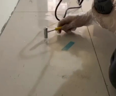 芜湖市瓷砖开裂维修公司专业分享瓷砖在铺贴前如果没有沥干水分，将会导致以下问题